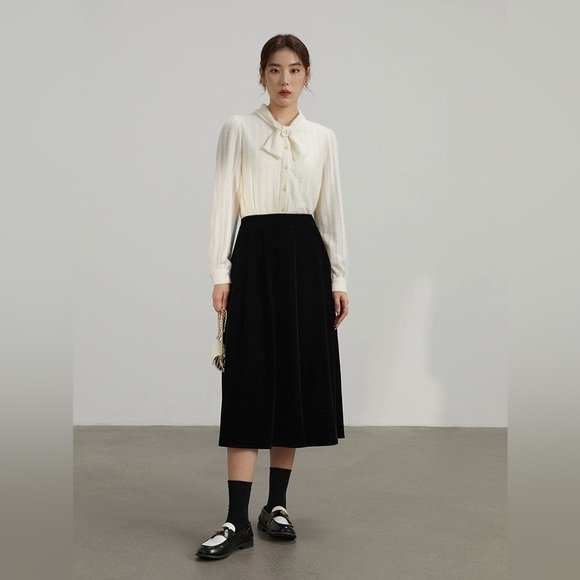 BNWT Lace Button Up Blouse with bow - Picture 4 of 6